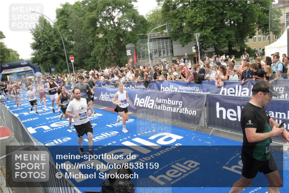 29.06.2025 - hella hamburg halbmarathon Michael Strokosch http://msf.ph/oto/8538159 29.06.2025 10:52:41 Ziel  meine-sportfotos.de