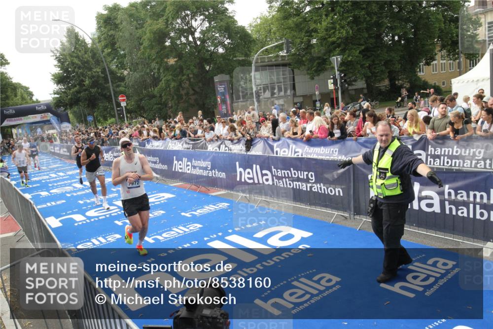 29.06.2025 - hella hamburg halbmarathon Michael Strokosch http://msf.ph/oto/8538160 29.06.2025 10:35:09 Ziel  meine-sportfotos.de