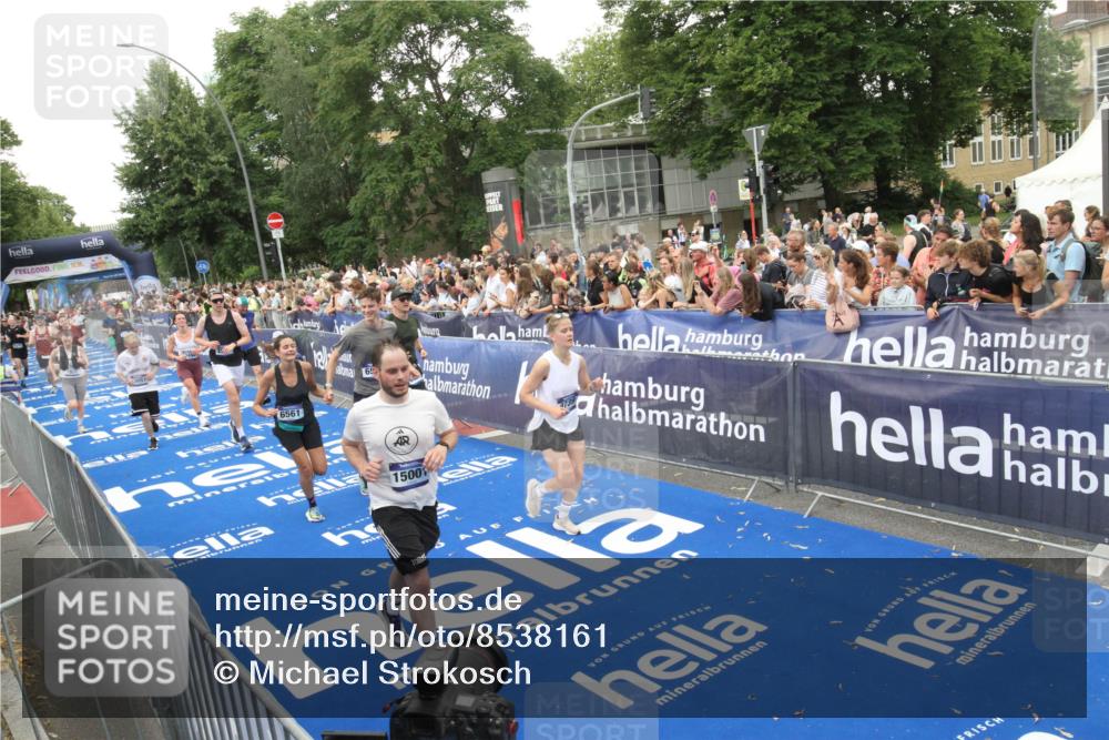 29.06.2025 - hella hamburg halbmarathon Michael Strokosch http://msf.ph/oto/8538161 29.06.2025 10:52:41 Ziel  meine-sportfotos.de