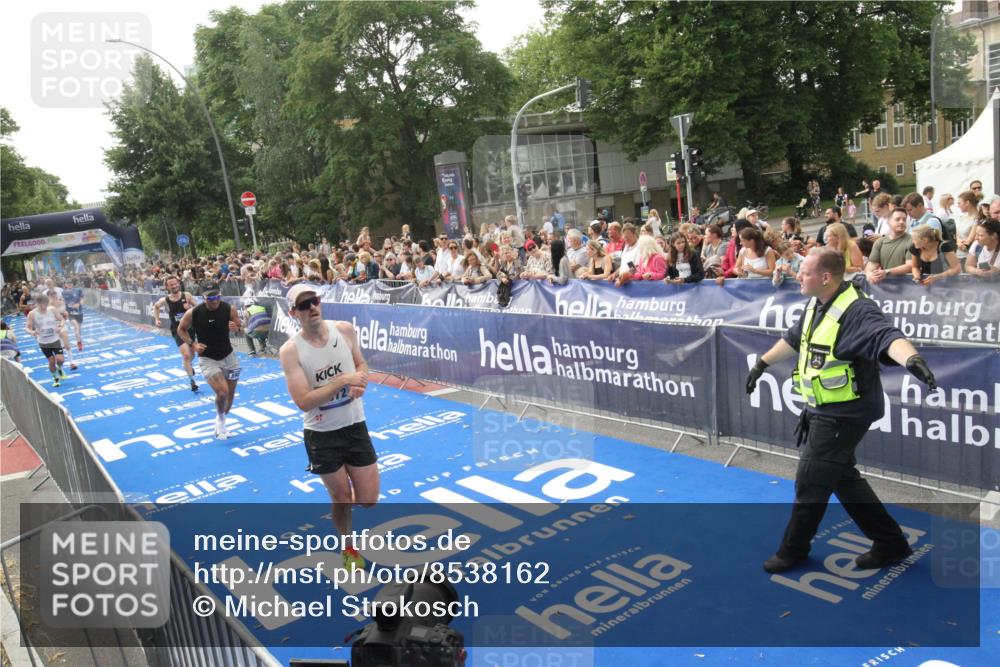 29.06.2025 - hella hamburg halbmarathon Michael Strokosch http://msf.ph/oto/8538162 29.06.2025 10:35:09 Ziel  meine-sportfotos.de