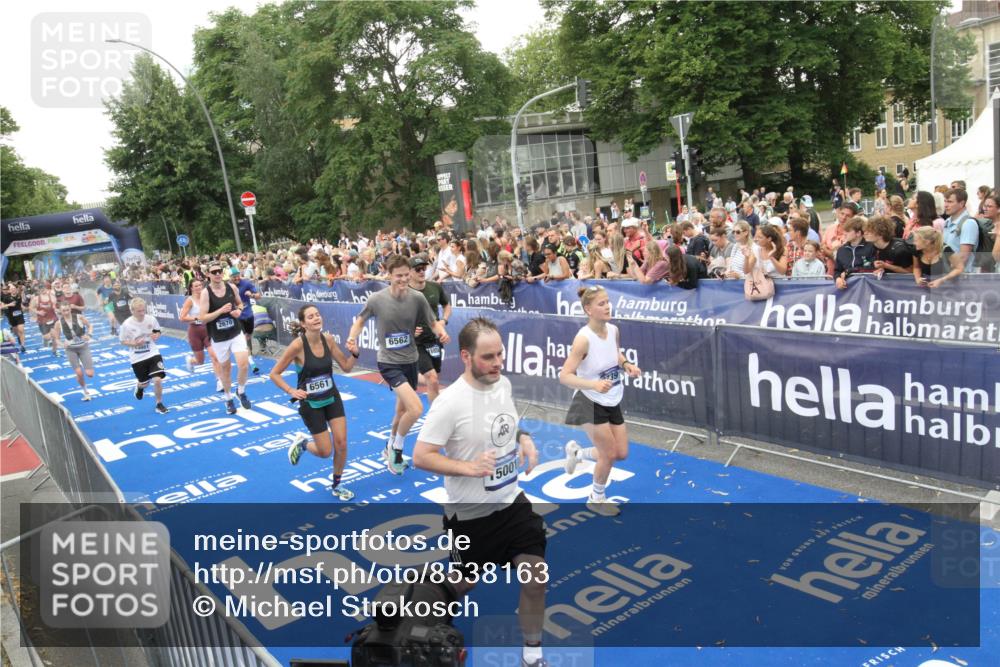 29.06.2025 - hella hamburg halbmarathon Michael Strokosch http://msf.ph/oto/8538163 29.06.2025 10:52:41 Ziel  meine-sportfotos.de
