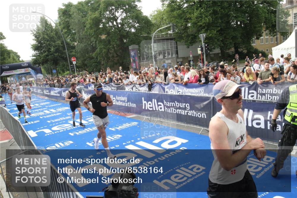 29.06.2025 - hella hamburg halbmarathon Michael Strokosch http://msf.ph/oto/8538164 29.06.2025 10:35:10 Ziel  meine-sportfotos.de