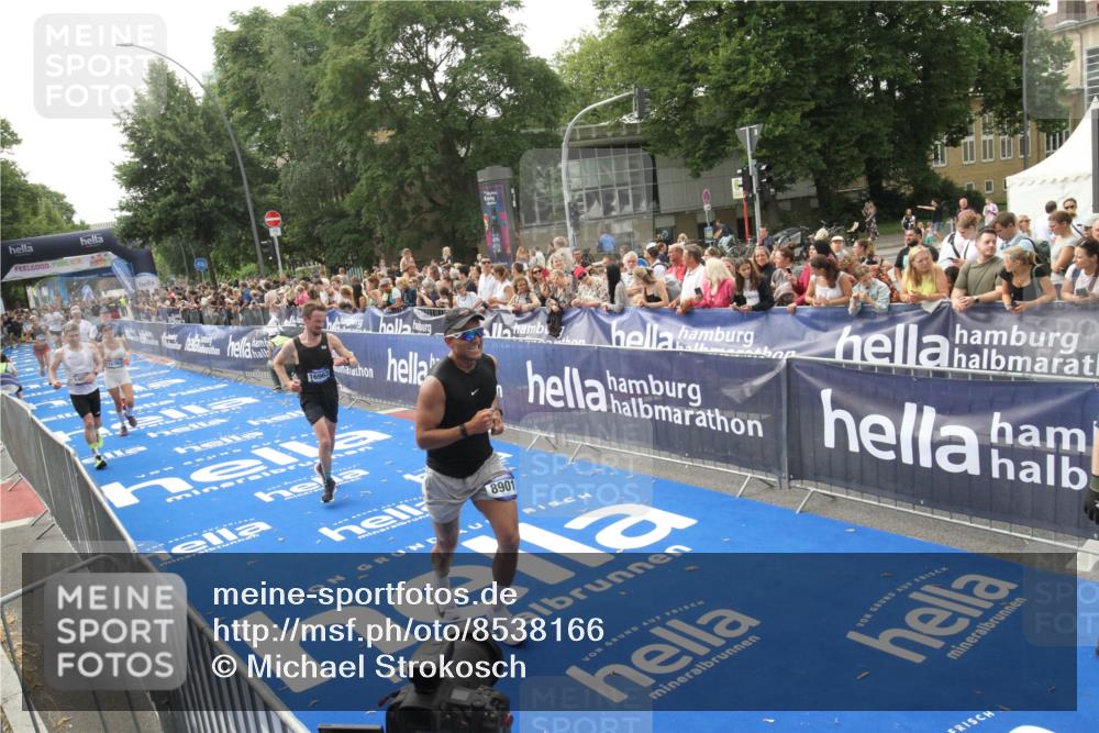29.06.2025 - hella hamburg halbmarathon Michael Strokosch http://msf.ph/oto/8538166 29.06.2025 10:35:10 Ziel  meine-sportfotos.de