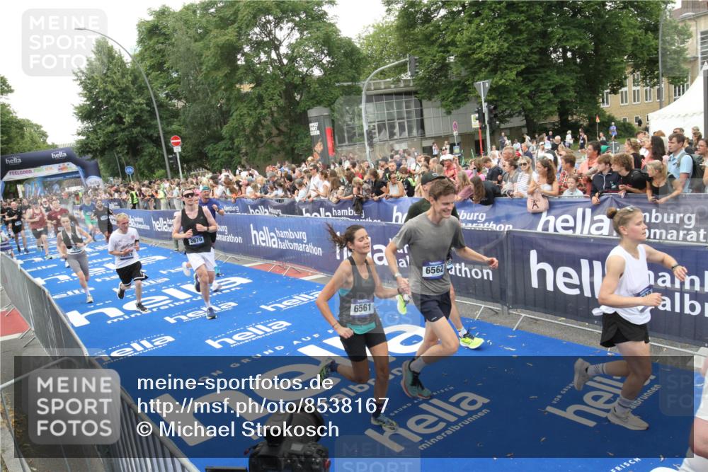 29.06.2025 - hella hamburg halbmarathon Michael Strokosch http://msf.ph/oto/8538167 29.06.2025 10:52:42 Ziel  meine-sportfotos.de