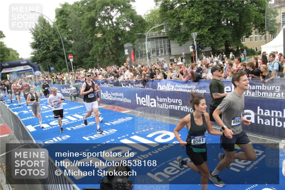 29.06.2025 - hella hamburg halbmarathon Michael Strokosch http://msf.ph/oto/8538168 29.06.2025 10:52:42 Ziel  meine-sportfotos.de