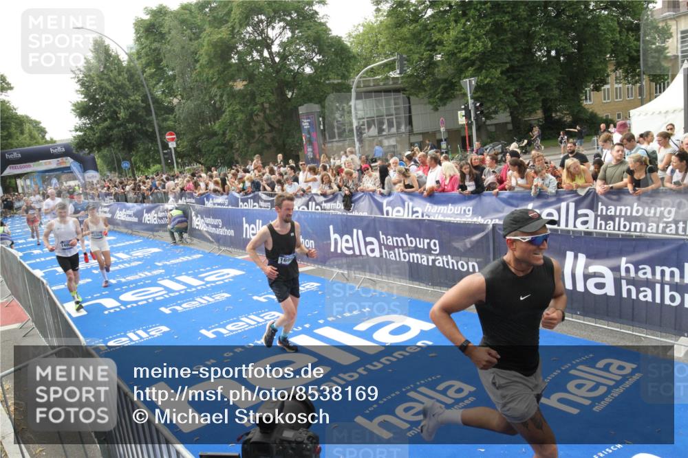 29.06.2025 - hella hamburg halbmarathon Michael Strokosch http://msf.ph/oto/8538169 29.06.2025 10:35:11 Ziel  meine-sportfotos.de