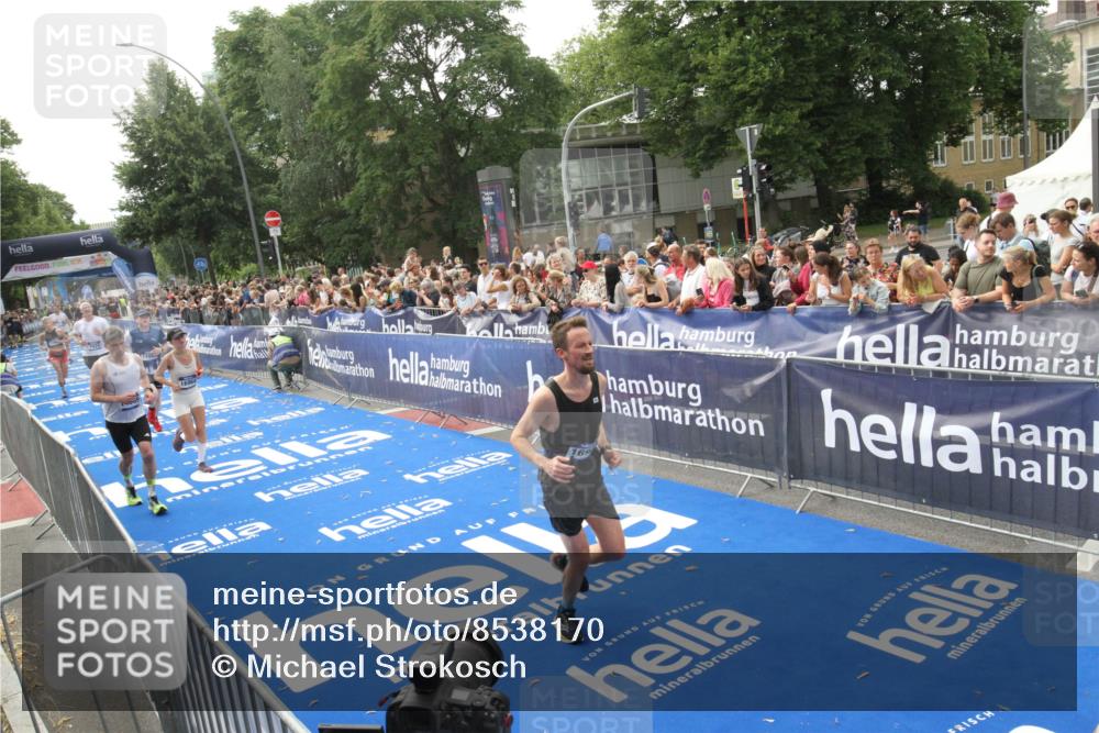 29.06.2025 - hella hamburg halbmarathon Michael Strokosch http://msf.ph/oto/8538170 29.06.2025 10:35:11 Ziel  meine-sportfotos.de