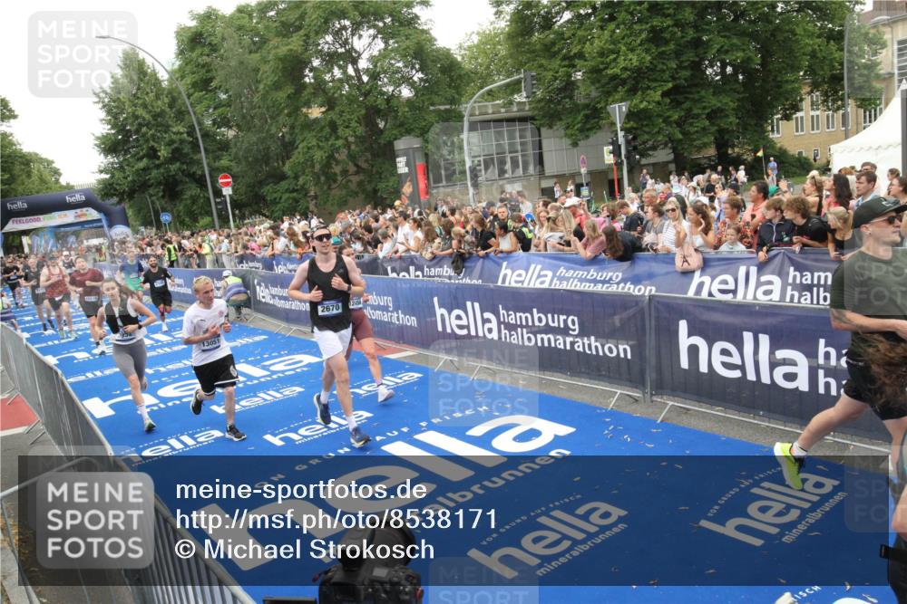 29.06.2025 - hella hamburg halbmarathon Michael Strokosch http://msf.ph/oto/8538171 29.06.2025 10:52:43 Ziel  meine-sportfotos.de