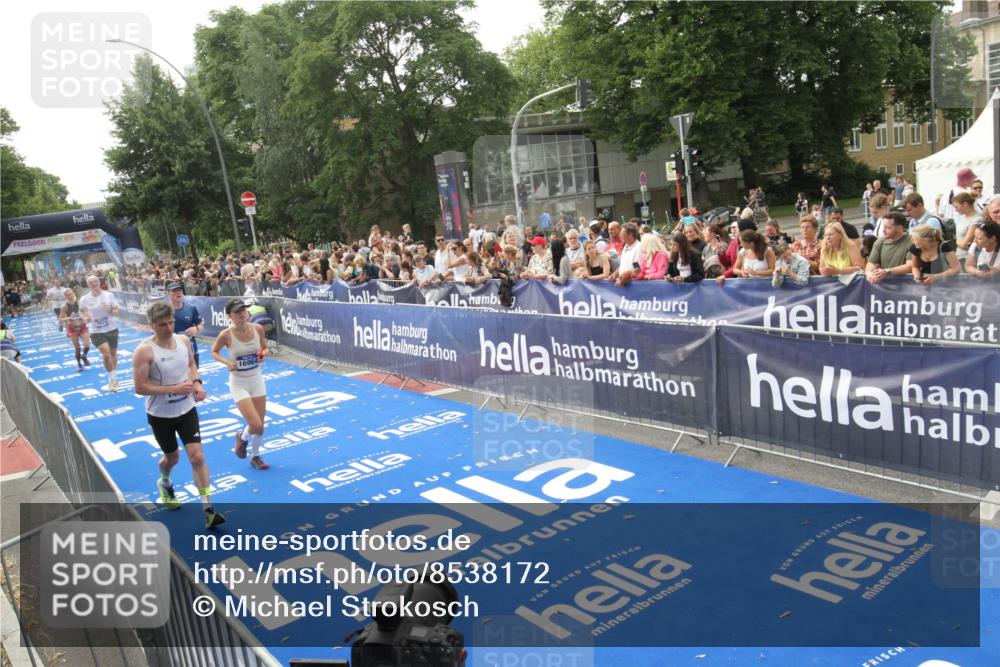 29.06.2025 - hella hamburg halbmarathon Michael Strokosch http://msf.ph/oto/8538172 29.06.2025 10:35:12 Ziel  meine-sportfotos.de