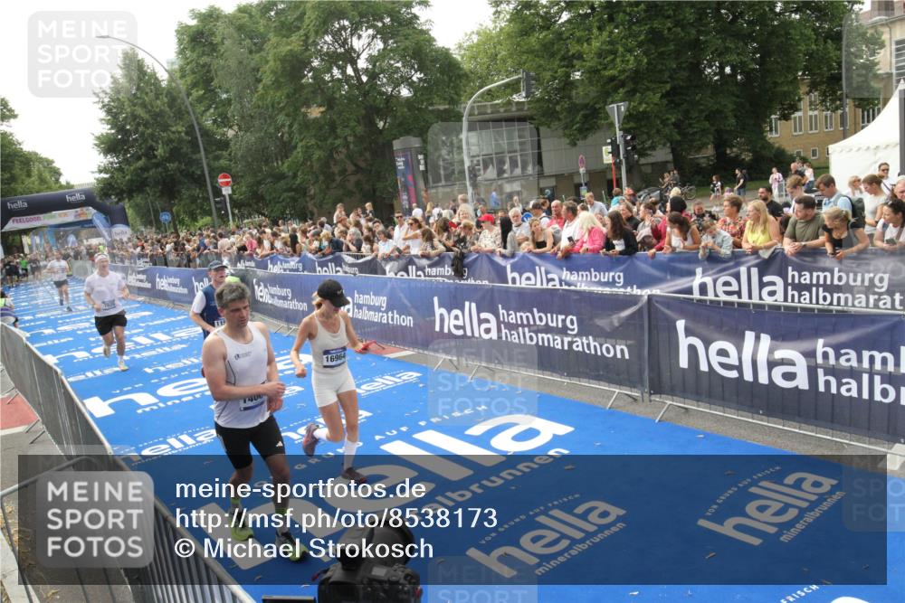 29.06.2025 - hella hamburg halbmarathon Michael Strokosch http://msf.ph/oto/8538173 29.06.2025 10:35:13 Ziel  meine-sportfotos.de