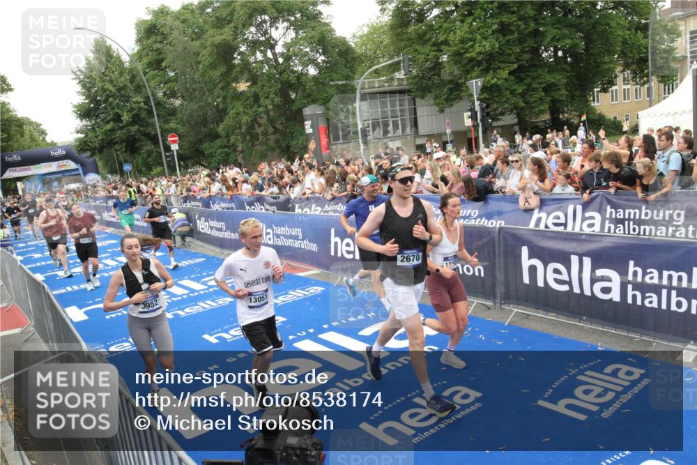 29.06.2025 - hella hamburg halbmarathon Michael Strokosch http://msf.ph/oto/8538174 29.06.2025 10:52:44 Ziel  meine-sportfotos.de