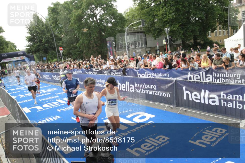 29.06.2025 - hella hamburg halbmarathon Michael Strokosch http://msf.ph/oto/8538175 29.06.2025 10:35:13 Ziel  meine-sportfotos.de