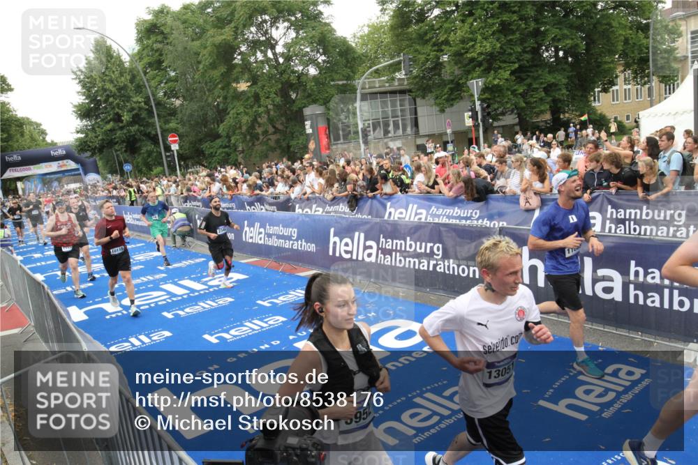 29.06.2025 - hella hamburg halbmarathon Michael Strokosch http://msf.ph/oto/8538176 29.06.2025 10:52:44 Ziel  meine-sportfotos.de