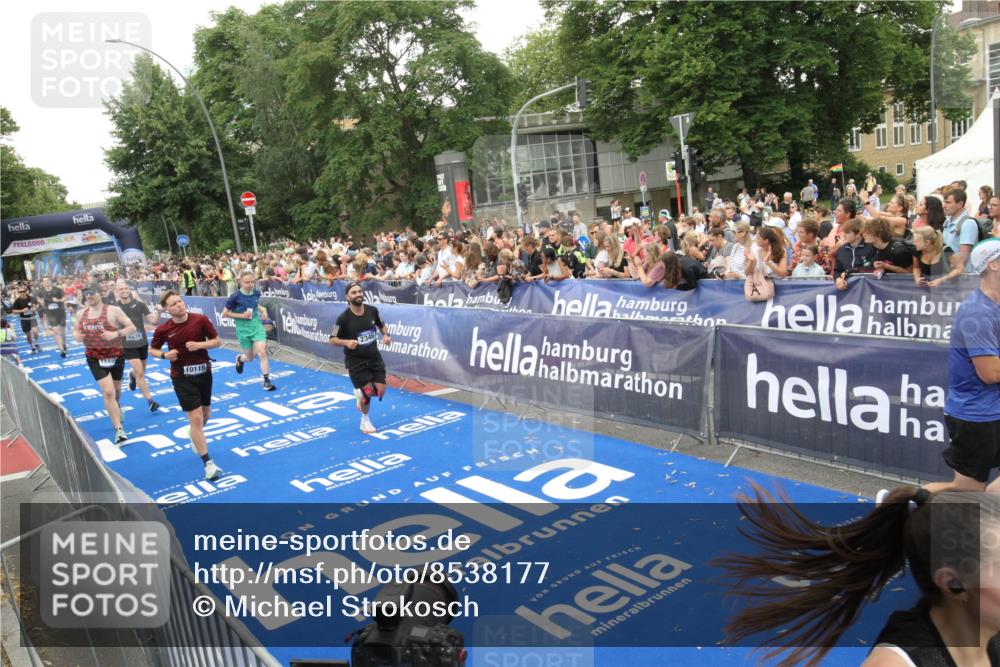 29.06.2025 - hella hamburg halbmarathon Michael Strokosch http://msf.ph/oto/8538177 29.06.2025 10:52:45 Ziel  meine-sportfotos.de