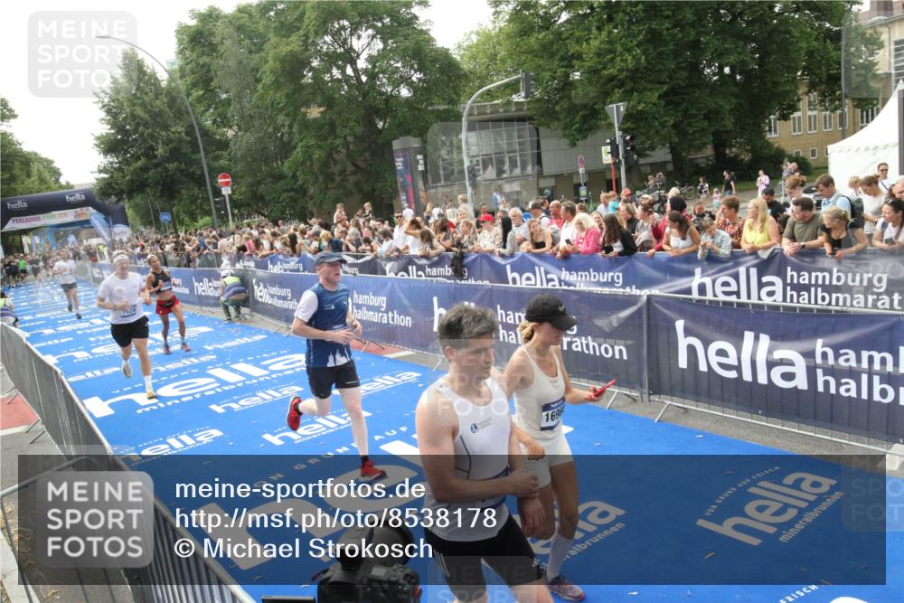 29.06.2025 - hella hamburg halbmarathon Michael Strokosch http://msf.ph/oto/8538178 29.06.2025 10:35:13 Ziel  meine-sportfotos.de