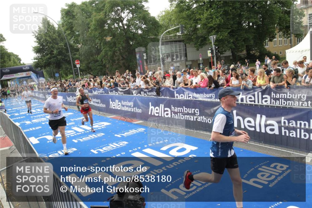 29.06.2025 - hella hamburg halbmarathon Michael Strokosch http://msf.ph/oto/8538180 29.06.2025 10:35:14 Ziel  meine-sportfotos.de