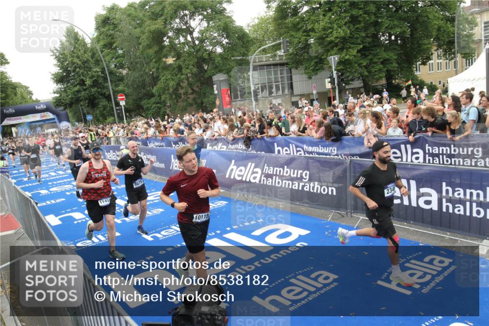 29.06.2025 - hella hamburg halbmarathon Michael Strokosch http://msf.ph/oto/8538182 29.06.2025 10:52:46 Ziel  meine-sportfotos.de