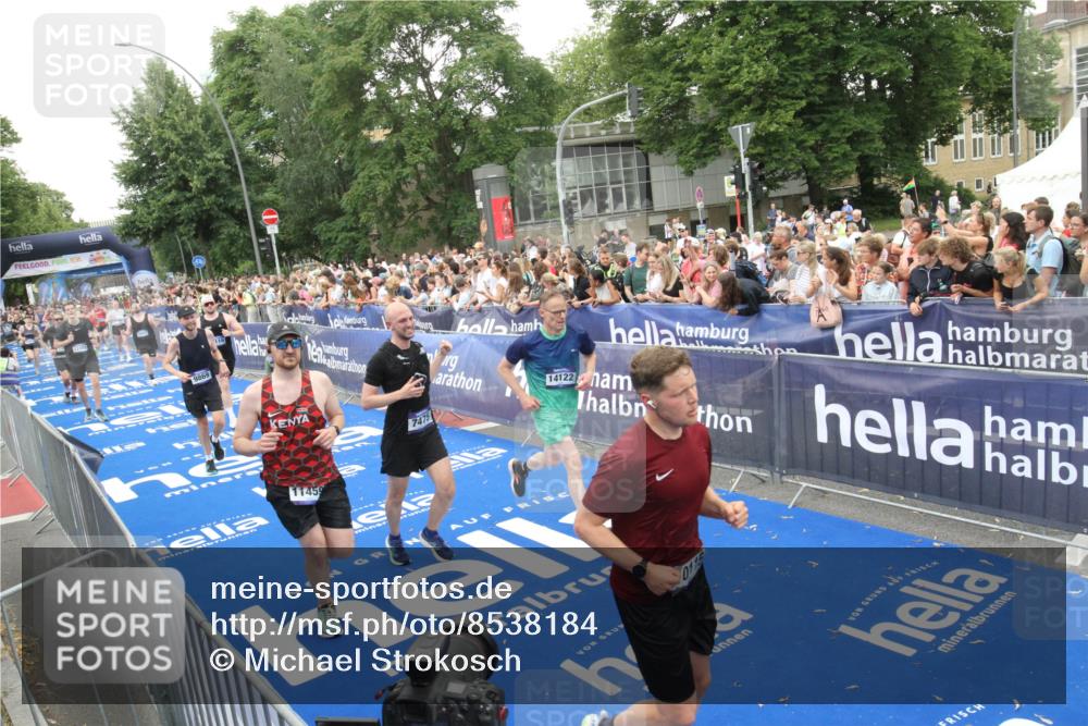 29.06.2025 - hella hamburg halbmarathon Michael Strokosch http://msf.ph/oto/8538184 29.06.2025 10:52:46 Ziel  meine-sportfotos.de