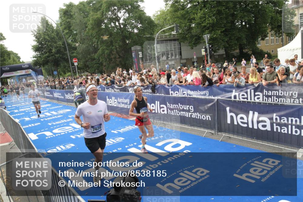 29.06.2025 - hella hamburg halbmarathon Michael Strokosch http://msf.ph/oto/8538185 29.06.2025 10:35:15 Ziel  meine-sportfotos.de