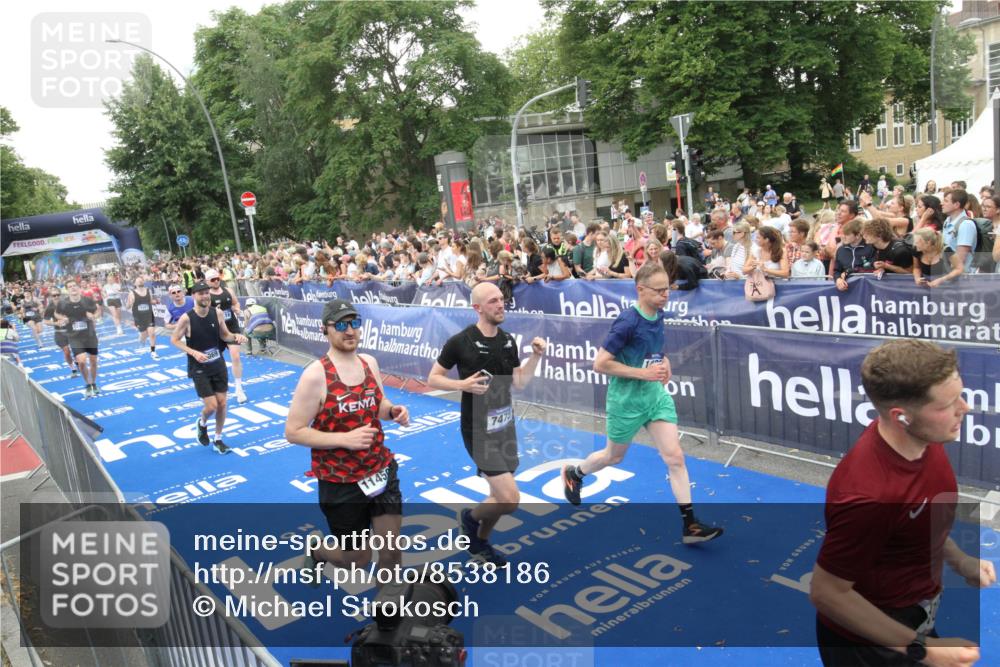 29.06.2025 - hella hamburg halbmarathon Michael Strokosch http://msf.ph/oto/8538186 29.06.2025 10:52:47 Ziel  meine-sportfotos.de