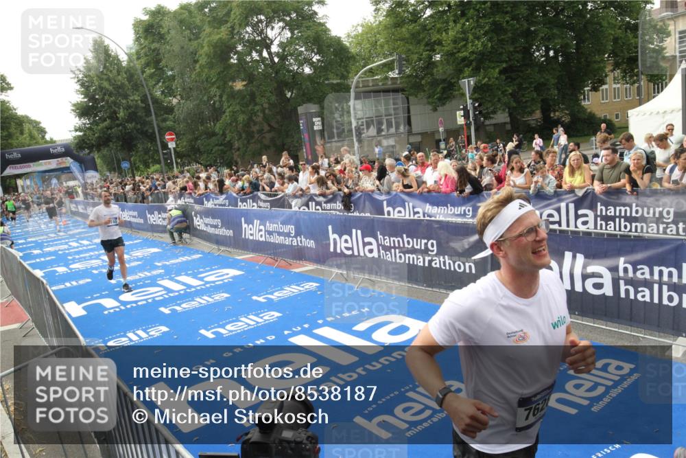 29.06.2025 - hella hamburg halbmarathon Michael Strokosch http://msf.ph/oto/8538187 29.06.2025 10:35:16 Ziel  meine-sportfotos.de