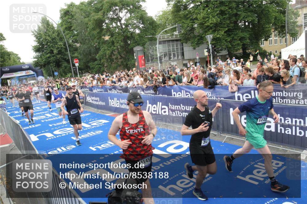 29.06.2025 - hella hamburg halbmarathon Michael Strokosch http://msf.ph/oto/8538188 29.06.2025 10:52:47 Ziel  meine-sportfotos.de