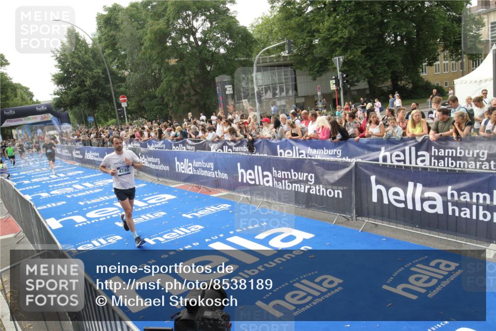 29.06.2025 - hella hamburg halbmarathon Michael Strokosch http://msf.ph/oto/8538189 29.06.2025 10:35:17 Ziel  meine-sportfotos.de