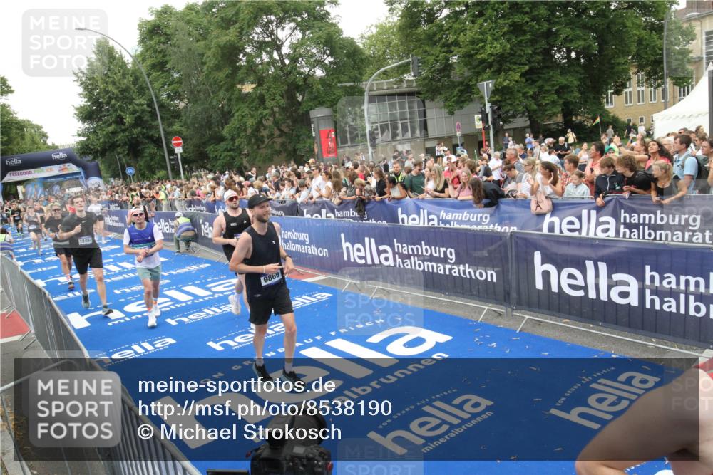 29.06.2025 - hella hamburg halbmarathon Michael Strokosch http://msf.ph/oto/8538190 29.06.2025 10:52:48 Ziel  meine-sportfotos.de