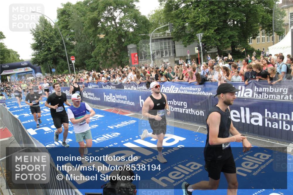 29.06.2025 - hella hamburg halbmarathon Michael Strokosch http://msf.ph/oto/8538194 29.06.2025 10:52:49 Ziel  meine-sportfotos.de