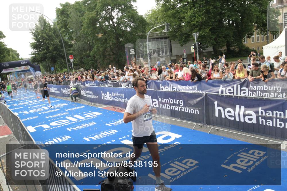 29.06.2025 - hella hamburg halbmarathon Michael Strokosch http://msf.ph/oto/8538195 29.06.2025 10:35:18 Ziel  meine-sportfotos.de