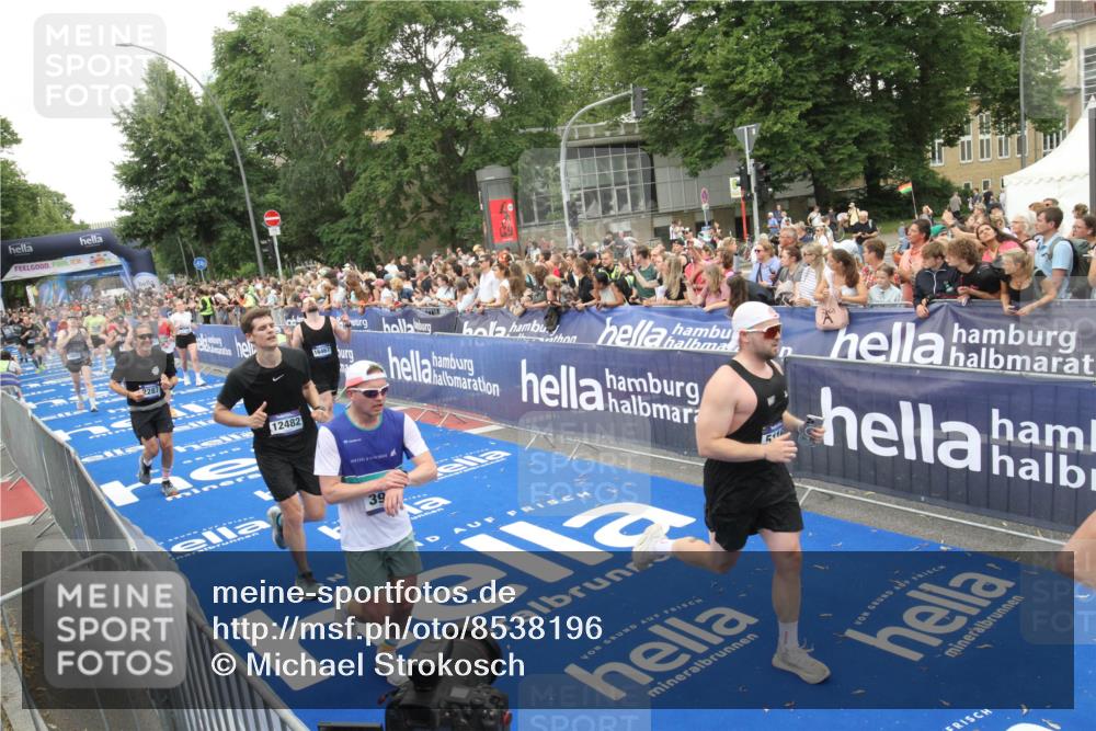 29.06.2025 - hella hamburg halbmarathon Michael Strokosch http://msf.ph/oto/8538196 29.06.2025 10:52:49 Ziel  meine-sportfotos.de
