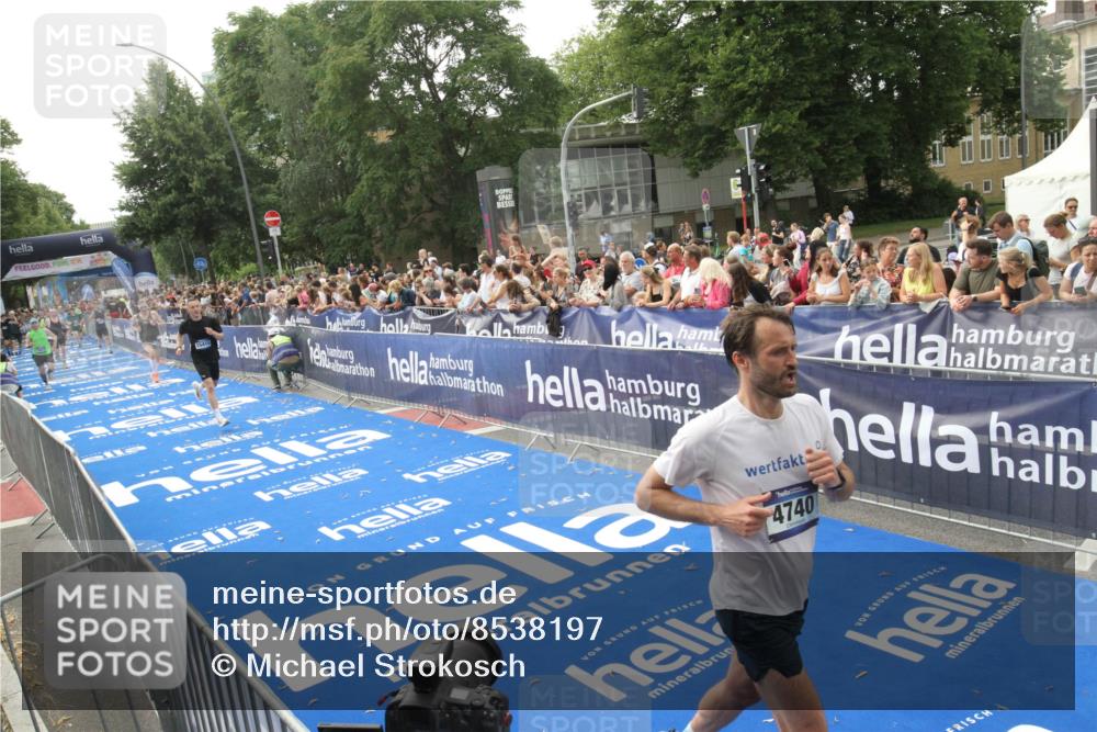29.06.2025 - hella hamburg halbmarathon Michael Strokosch http://msf.ph/oto/8538197 29.06.2025 10:35:19 Ziel  meine-sportfotos.de