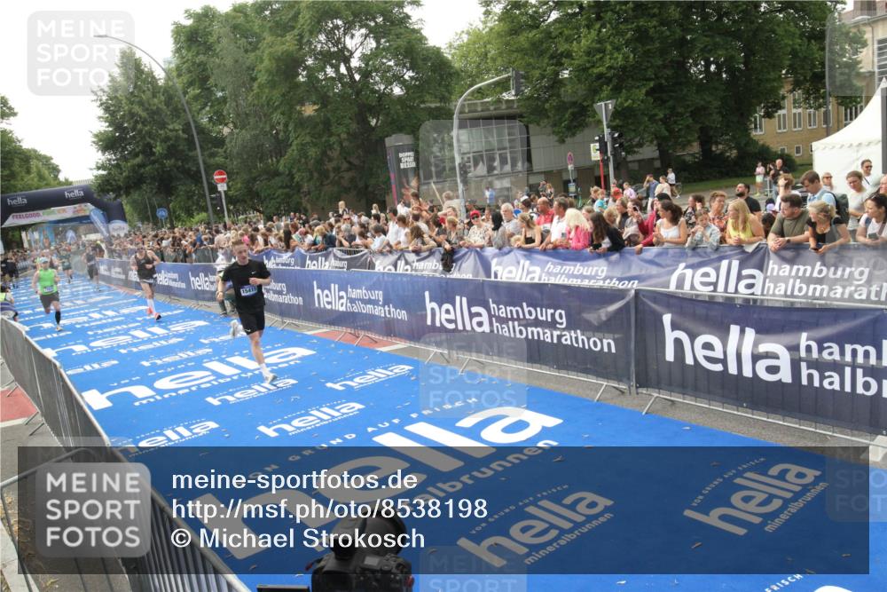 29.06.2025 - hella hamburg halbmarathon Michael Strokosch http://msf.ph/oto/8538198 29.06.2025 10:35:19 Ziel  meine-sportfotos.de
