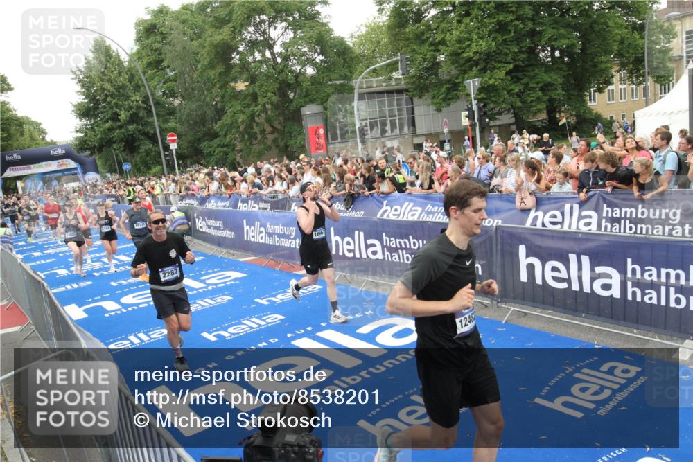 29.06.2025 - hella hamburg halbmarathon Michael Strokosch http://msf.ph/oto/8538201 29.06.2025 10:52:50 Ziel  meine-sportfotos.de