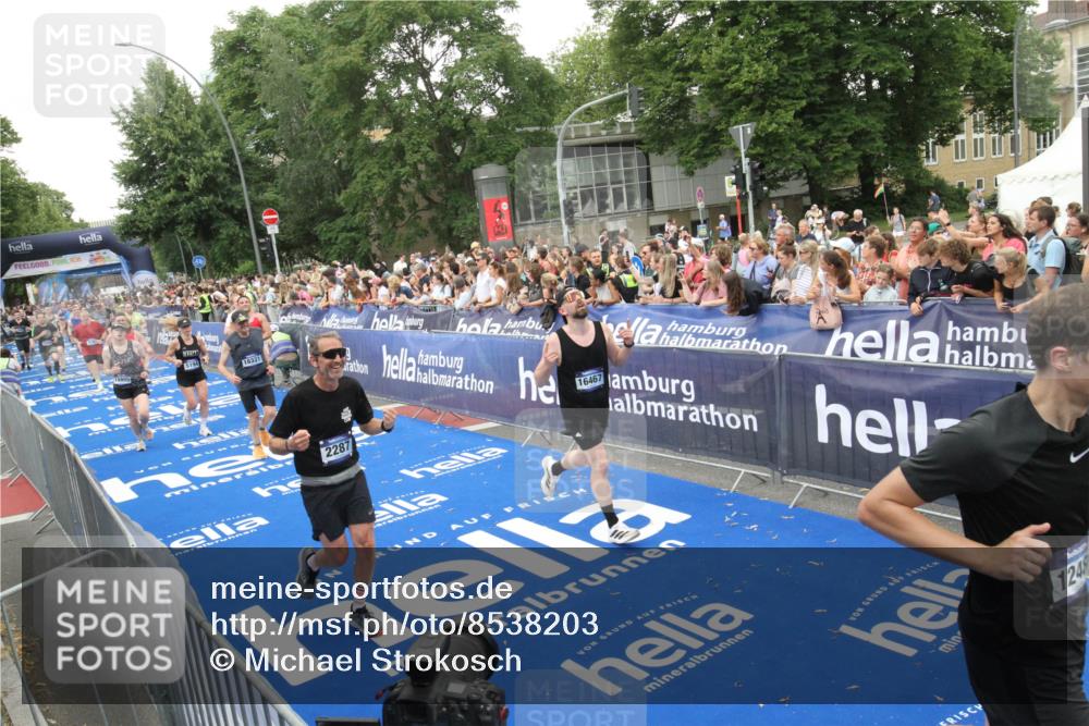 29.06.2025 - hella hamburg halbmarathon Michael Strokosch http://msf.ph/oto/8538203 29.06.2025 10:52:51 Ziel  meine-sportfotos.de