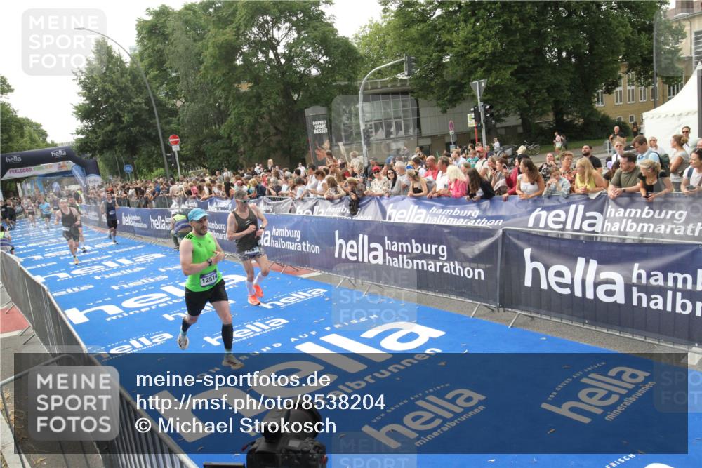 29.06.2025 - hella hamburg halbmarathon Michael Strokosch http://msf.ph/oto/8538204 29.06.2025 10:35:22 Ziel  meine-sportfotos.de