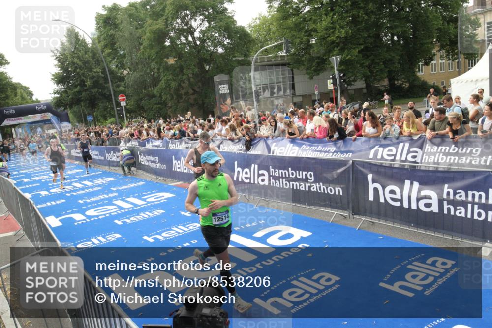 29.06.2025 - hella hamburg halbmarathon Michael Strokosch http://msf.ph/oto/8538206 29.06.2025 10:35:22 Ziel  meine-sportfotos.de