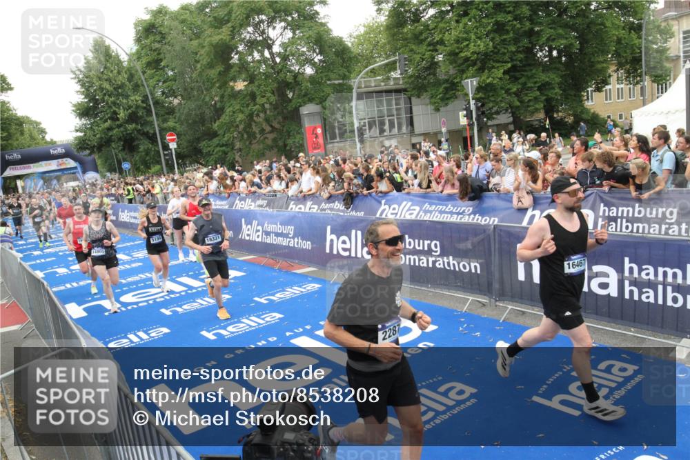 29.06.2025 - hella hamburg halbmarathon Michael Strokosch http://msf.ph/oto/8538208 29.06.2025 10:52:51 Ziel  meine-sportfotos.de