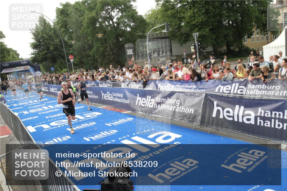 29.06.2025 - hella hamburg halbmarathon Michael Strokosch http://msf.ph/oto/8538209 29.06.2025 10:35:24 Ziel  meine-sportfotos.de