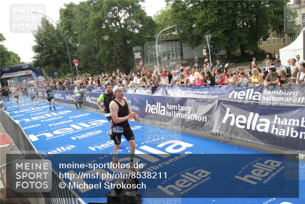 29.06.2025 - hella hamburg halbmarathon Michael Strokosch http://msf.ph/oto/8538211 29.06.2025 10:35:24 Ziel  meine-sportfotos.de