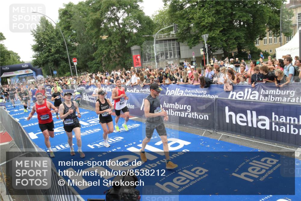 29.06.2025 - hella hamburg halbmarathon Michael Strokosch http://msf.ph/oto/8538212 29.06.2025 10:52:52 Ziel  meine-sportfotos.de