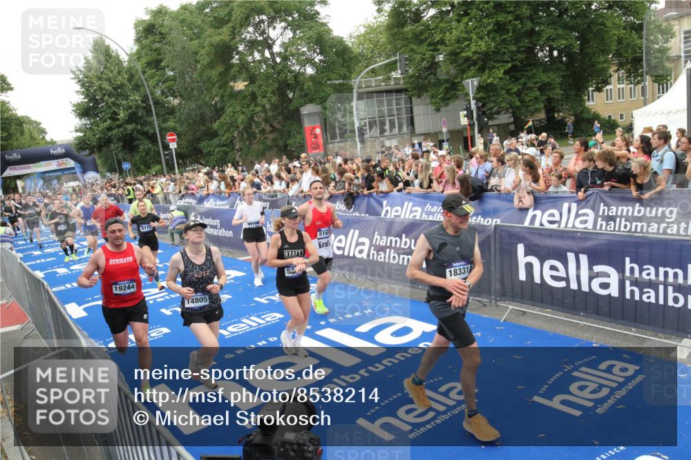 29.06.2025 - hella hamburg halbmarathon Michael Strokosch http://msf.ph/oto/8538214 29.06.2025 10:52:53 Ziel  meine-sportfotos.de