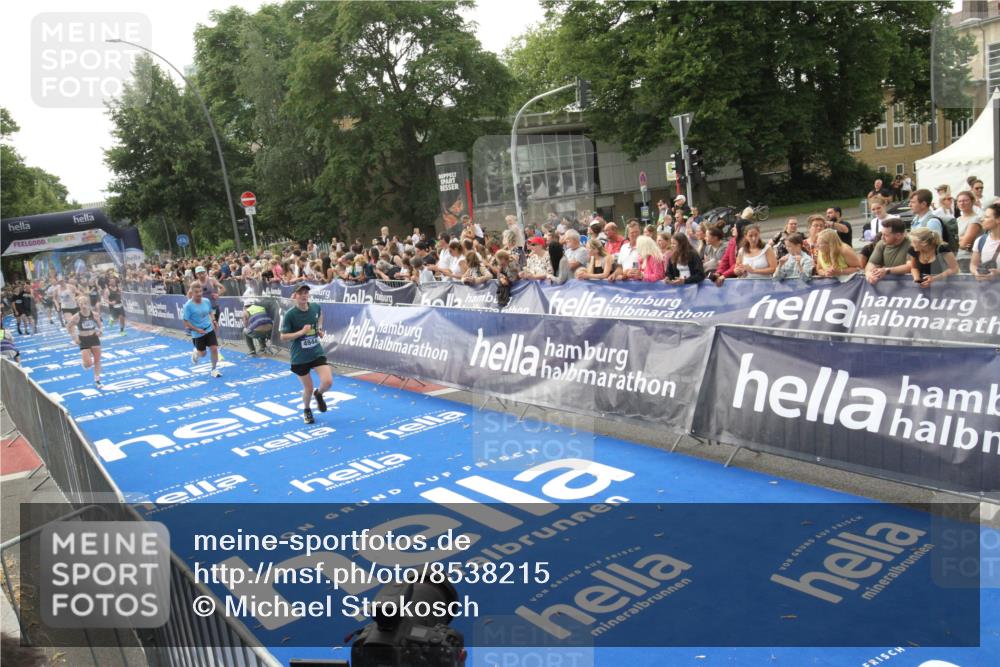 29.06.2025 - hella hamburg halbmarathon Michael Strokosch http://msf.ph/oto/8538215 29.06.2025 10:35:26 Ziel  meine-sportfotos.de