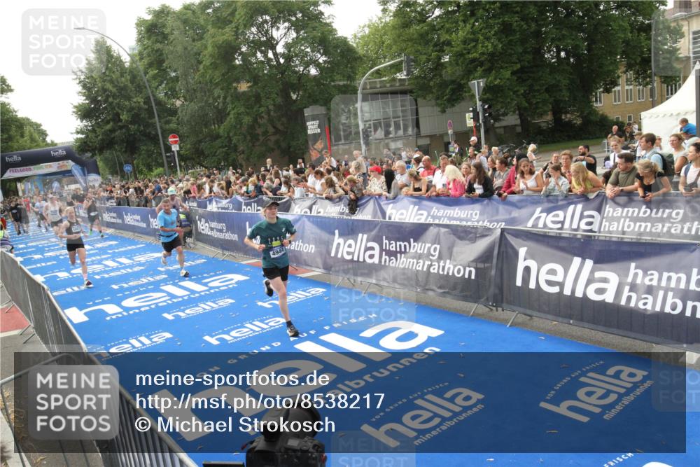 29.06.2025 - hella hamburg halbmarathon Michael Strokosch http://msf.ph/oto/8538217 29.06.2025 10:35:27 Ziel  meine-sportfotos.de