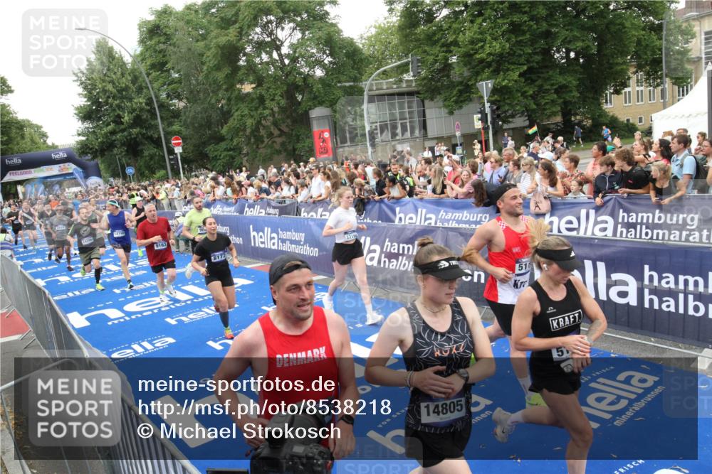 29.06.2025 - hella hamburg halbmarathon Michael Strokosch http://msf.ph/oto/8538218 29.06.2025 10:52:53 Ziel  meine-sportfotos.de