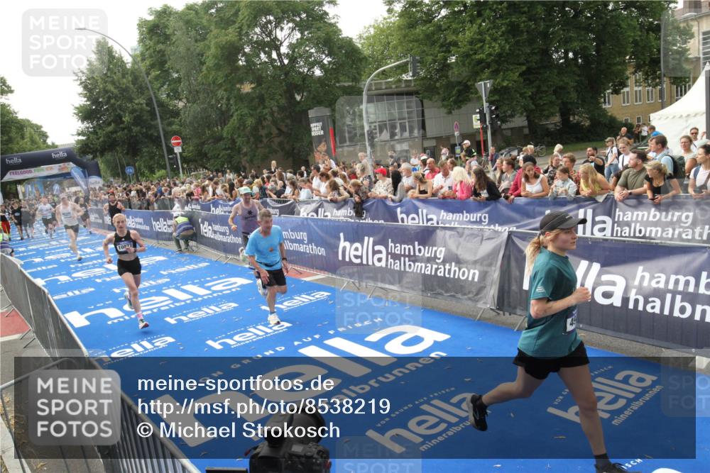 29.06.2025 - hella hamburg halbmarathon Michael Strokosch http://msf.ph/oto/8538219 29.06.2025 10:35:28 Ziel  meine-sportfotos.de
