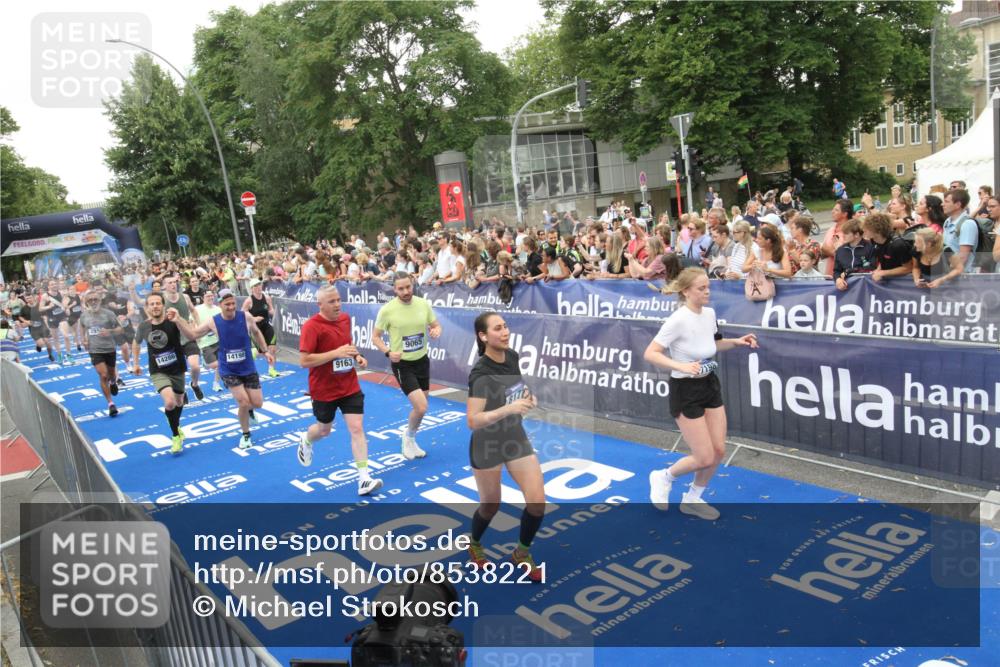 29.06.2025 - hella hamburg halbmarathon Michael Strokosch http://msf.ph/oto/8538221 29.06.2025 10:52:54 Ziel  meine-sportfotos.de