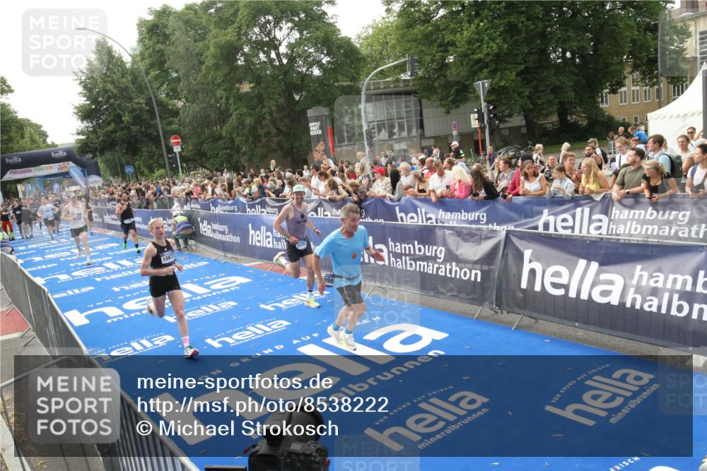 29.06.2025 - hella hamburg halbmarathon Michael Strokosch http://msf.ph/oto/8538222 29.06.2025 10:35:28 Ziel  meine-sportfotos.de