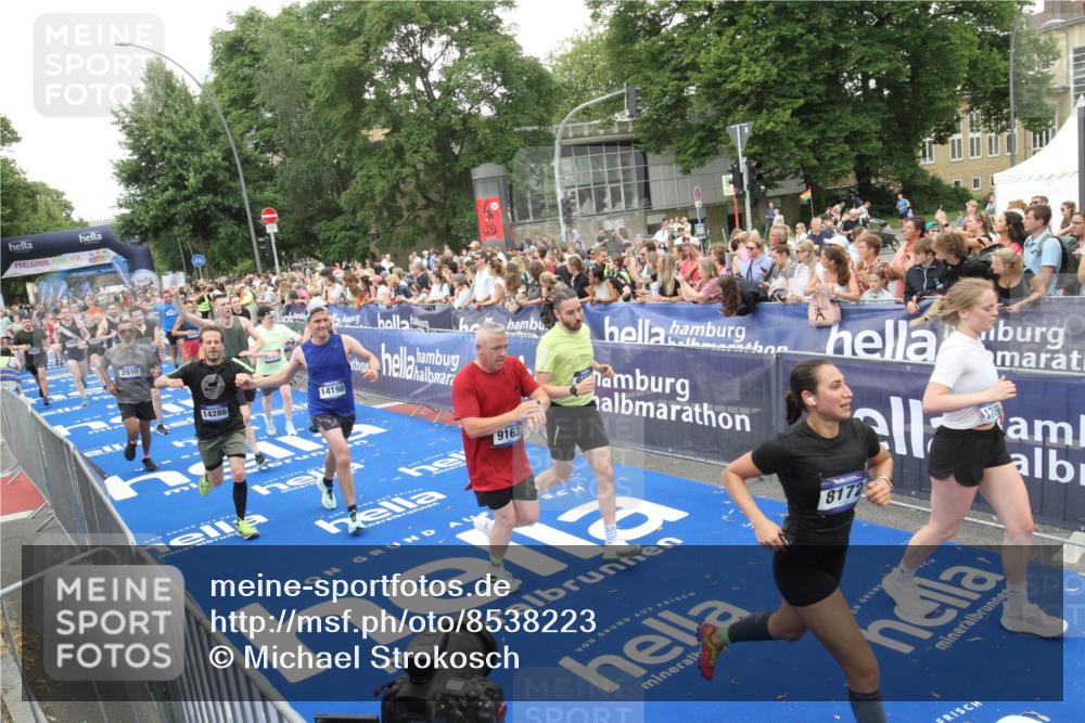 29.06.2025 - hella hamburg halbmarathon Michael Strokosch http://msf.ph/oto/8538223 29.06.2025 10:52:55 Ziel  meine-sportfotos.de