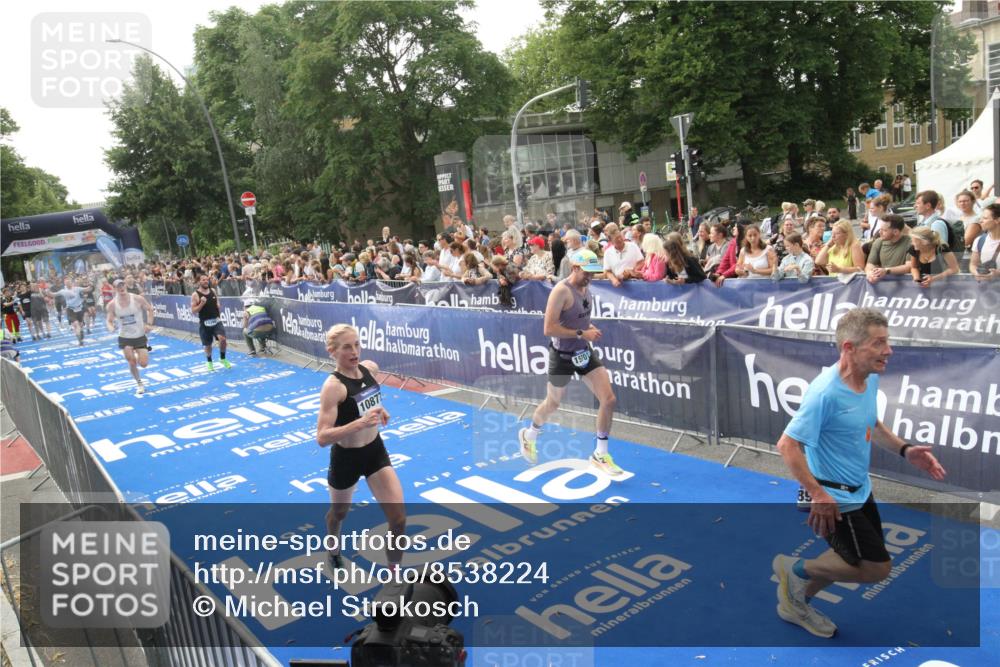 29.06.2025 - hella hamburg halbmarathon Michael Strokosch http://msf.ph/oto/8538224 29.06.2025 10:35:29 Ziel  meine-sportfotos.de
